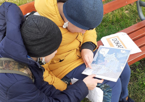 Dwaj uczniowie w trakcie rozwiązywania zadania gry miejskiej Śladami Jana Karskiego